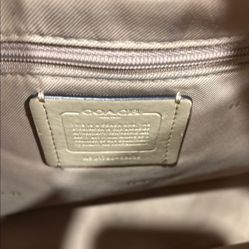 Coach Tan Shoulder Bag with Classic Slouchy Design - Picture 4 of 6